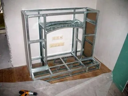 semineu decorativ cu mâinile