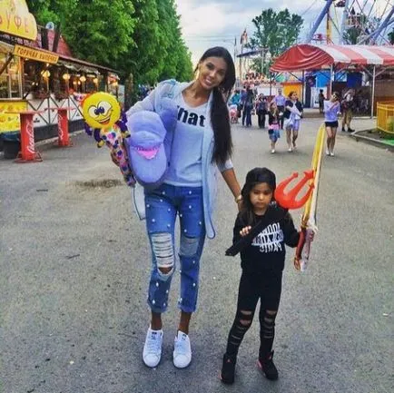 Dzhigan și Oksana Samoylov a făcut un ospăț în cinstea fiicei patru ani (Samoilova) Dzhigan și Oksana Samoylov a făcut un ospăț în cinstea fiicei sale de patru ani