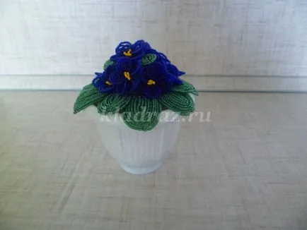 margele Violet cu mâinile