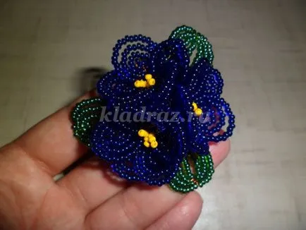 margele Violet cu mâinile
