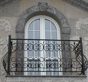balcon francez, care este un clasic falsificat și modern de design, fotografie (balcon francez, care este falsificat de design foto) balcon franțuzesc, care este un clasic falsificat și un design modern, fotografie