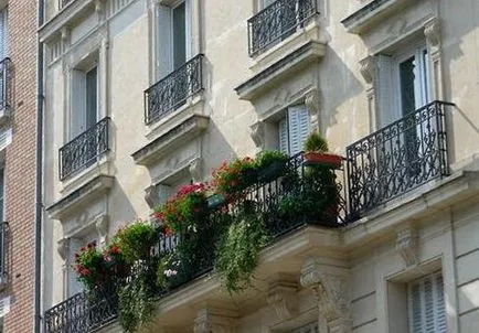 balcon francez, care este un clasic falsificat și modern de design, fotografie (balcon francez, care este falsificat de design foto) balcon franțuzesc, care este un clasic falsificat și un design modern, fotografie