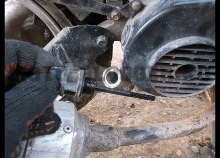 Fotografii din înlocuirea uleiului din motor și cutia de viteze scuterul, alisa-motoare (partea de jos a motorului) Fotografii din înlocuirea uleiului în motor și cutie de viteze scuter Alisa-motoare
