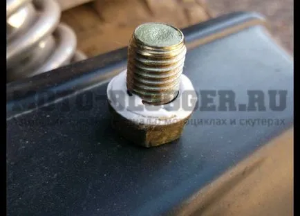 Fotografii din înlocuirea uleiului din motor și cutia de viteze scuterul, alisa-motoare (partea de jos a motorului) Fotografii din înlocuirea uleiului în motor și cutie de viteze scuter Alisa-motoare