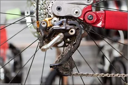Instrucțiuni cu privire la modul de a trage lanțul pe o bicicletă cu propriile sale mâini