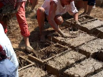 Producția de cărămizi din lut în casă cu mâinile lor, pentru a produce prin intermediul mașinii (cărămizi) Efectuarea de cărămizi din lut în casă cu mâinile lor, modul de a face cu ajutorul mașinii