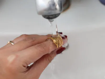 Cum pentru a curăța bijuterii din aur cu pietre la domiciliu