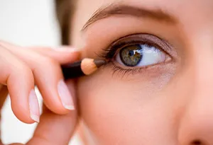 Cum să picteze sfaturi creion de ochi profesionale make-up artisti