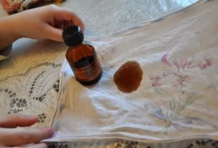 Cum să se spele hainele cu iod la domiciliu și să aducă pata cu o cârpă