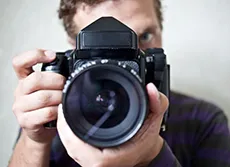 Ținând aparatul foto atunci când fotografiați