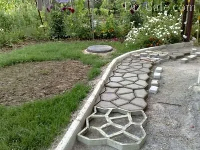 Cum de a face propria formă pentru a umple căile de grădină (mucegai de bordură din plastic pentru turnarea alei de grădină de fabricație, cu propriile lor mâini) Cum de a face propria formă pentru a umple alei de grădină