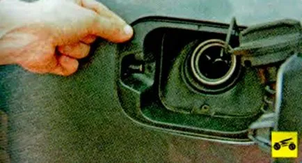 Scoaterea clapetei rezervorului de combustibil într-o Skoda Octavia (rezervor de gaz) Scoaterea clapetei rezervorului de combustibil într-o Skoda Octavia