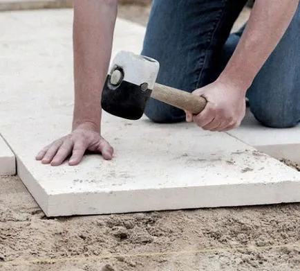 După cum a pus gresie pe nisip, cu mâinile, portalul de construcție (nisip) După cum a pus gresie pe nisip, cu mâinile, portalul de construcție