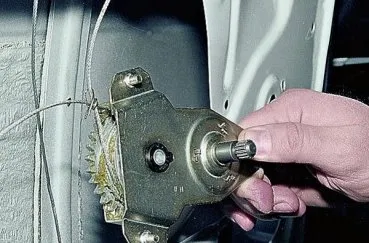 Cum se instalează geamurile electrice pe instalarea și înlocuirea 2107, schema de fereastră (2107) Cum se instalează geamurile electrice de pe instalația 2107 și înlocuirea, schema de fereastră