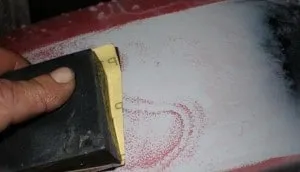 Cum să picteze peste o zgarietura pe masina cu mâinile lor