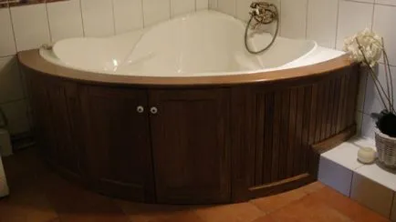 Cum de a închide spațiul de sub baie cu mâinile lor