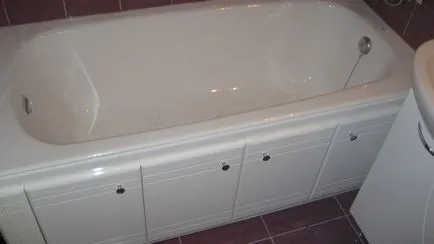 Cum de a închide spațiul de sub baie cu mâinile lor