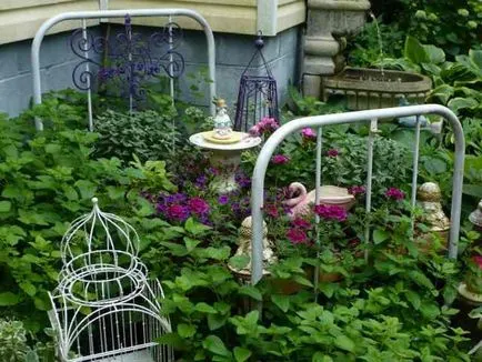 Un pat de flori în apropiere de casa de design cu propriile lor mâini (pat) Un pat de flori în apropiere de casa de design cu propriile lor mâini