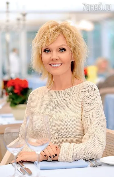 Tunsorile scurte, cum ar fi fotografiile cântăreață Valeria (scurt) Tunsorile scurte, cum ar fi cantareata Valeria fotografie