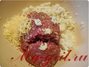 Cotlete din carne tocată cu brânză