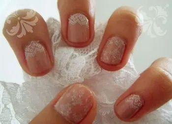 Lace pe unghiile ca să facă un desen cu propriile sale mâini la domiciliu