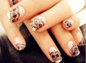 Lace pe unghiile ca să facă un desen cu propriile sale mâini la domiciliu