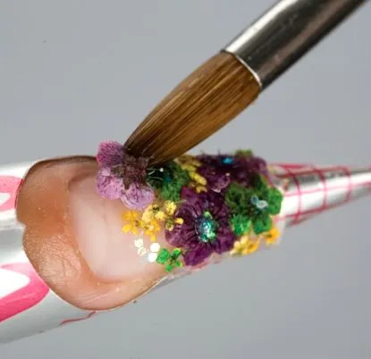 Manichiura cu flori uscate pentru unghii naturale si artificiale
