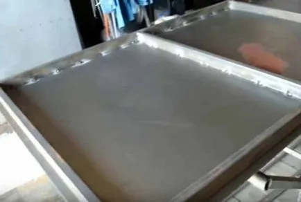 Ușă metalică cu mâinile sale desene, video,