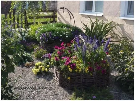 Înregistrarea de teren în fața casei lor pat rukami- fotografie flori improvizate