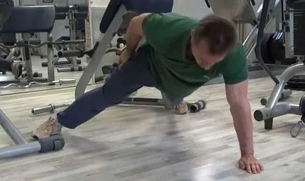 Push-up-uri pe de o parte, ca o modalitate de a învăța cum să facă flotări