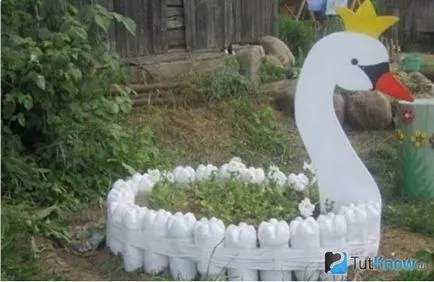 Palma și lebede pe lac din sticle de plastic