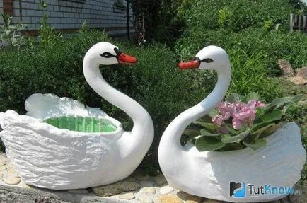 Palma și lebede pe lac din sticle de plastic