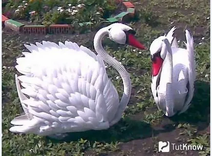 Palma și lebede pe lac din sticle de plastic