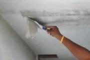 pereți văruiți în alb cu var ca rasa in domiciliu (lapte de var) pereții văruiți cu var ca rasa in casa