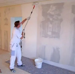 pereți văruiți în alb cu var ca rasa in Casa (tei) pereții văruiți cu var ca rasa in casa