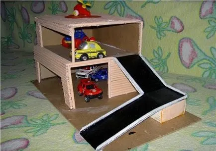 Articole din cutii de carton cu propriile lor mâini