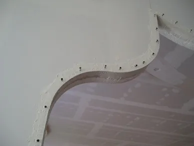 Arată în mod clar modul în care se instalează unghiul perforate