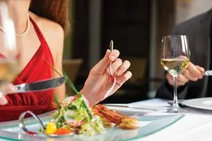 Reguli de eticheta la masa în restaurant și acasă cum să dețină o furculiță, lingură, cuțit, tutoriale video (tabel) Reguli de eticheta la masa în restaurant și acasă cum să dețină o furculiță, lingură, cuțit, tutoriale video