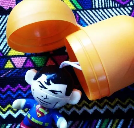 După ce mama a deschis „Kinder Surprise“, ea a sunat imediat la poliție! Ce era înăuntru