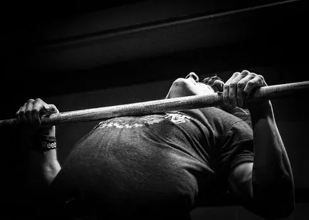 pull-up program de pe bara pentru a exersa acasă și pe stradă