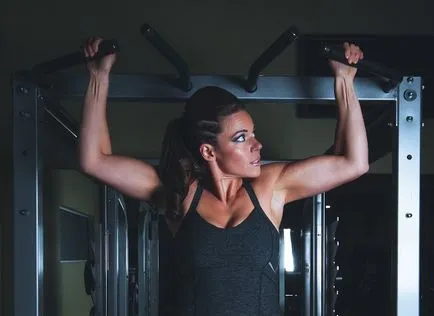 Programul de instruire pe bara si paralele bare orizontale push-up-uri, pull-up-uri