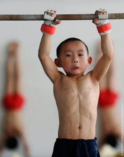 pull-up program de pe bara pentru a exersa acasă și pe stradă