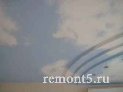 Desenați nori pe tavan