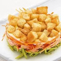 Salata cu pui si crutoane afumat