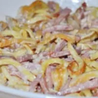 Salata cu cârnați afumat și castravete