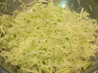 Salată cu castraveți și ardei (varză) Salata proaspete cu castraveți și ardei