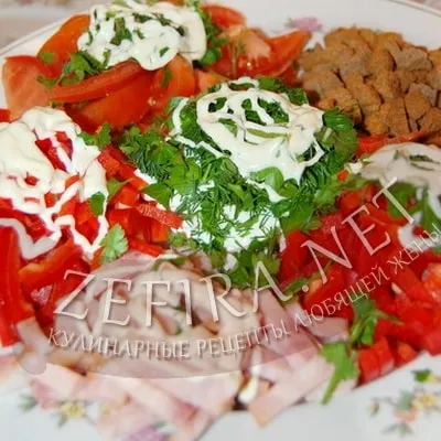 Salata cu bacon, crutoane, roșii și ardei - rețete soția iubitoare