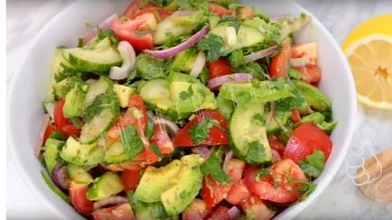 Salata cu avocado, rosii si castraveti (avocado) Salata cu avocado, roșii și castraveți