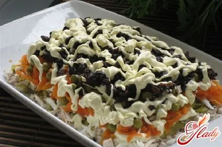 Salata verde, prune și pui și castravete (salată de pui castravete) Salata cu prune și carne de pui si castraveti