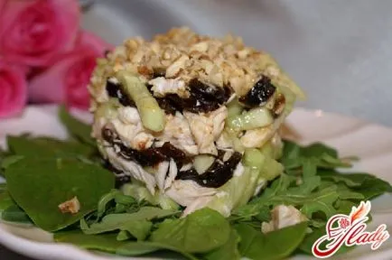Salata verde, prune și pui și castravete (prune) Salata cu prune și carne de pui si castraveti